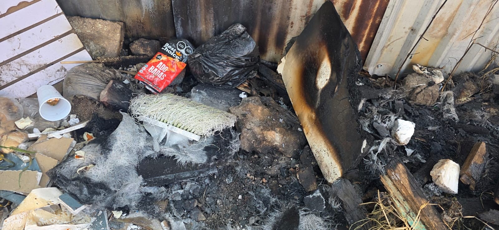 Basura acumulada y quemada genera molestias y preocupación entre vecinos de la calle 27 de septiembre