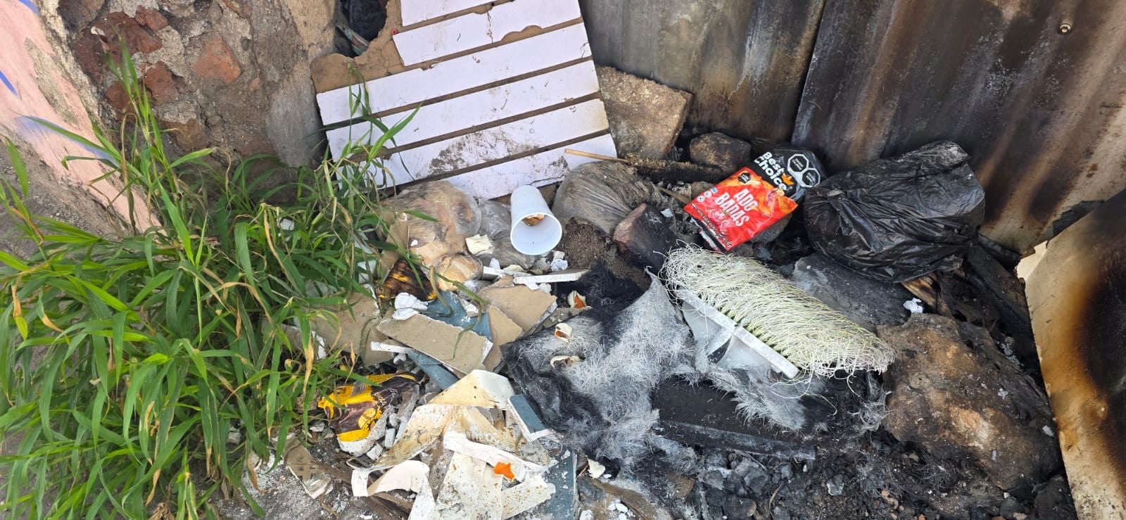 Basura acumulada y quemada genera molestias y preocupación entre vecinos de la calle 27 de septiembre