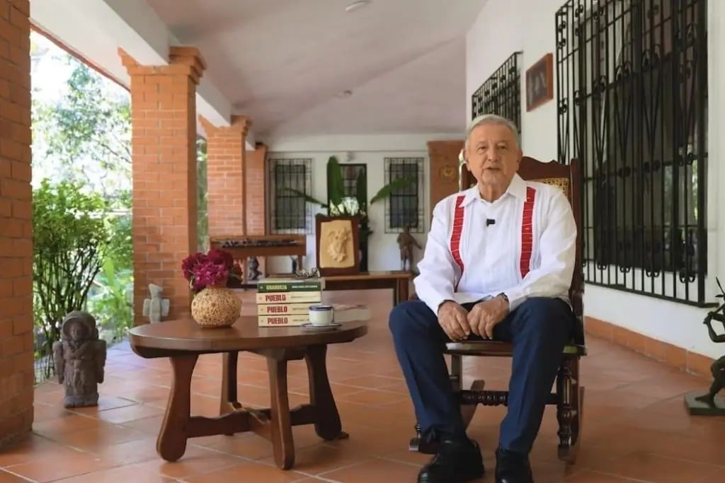 Regaña AMLO a morenistas: no roben