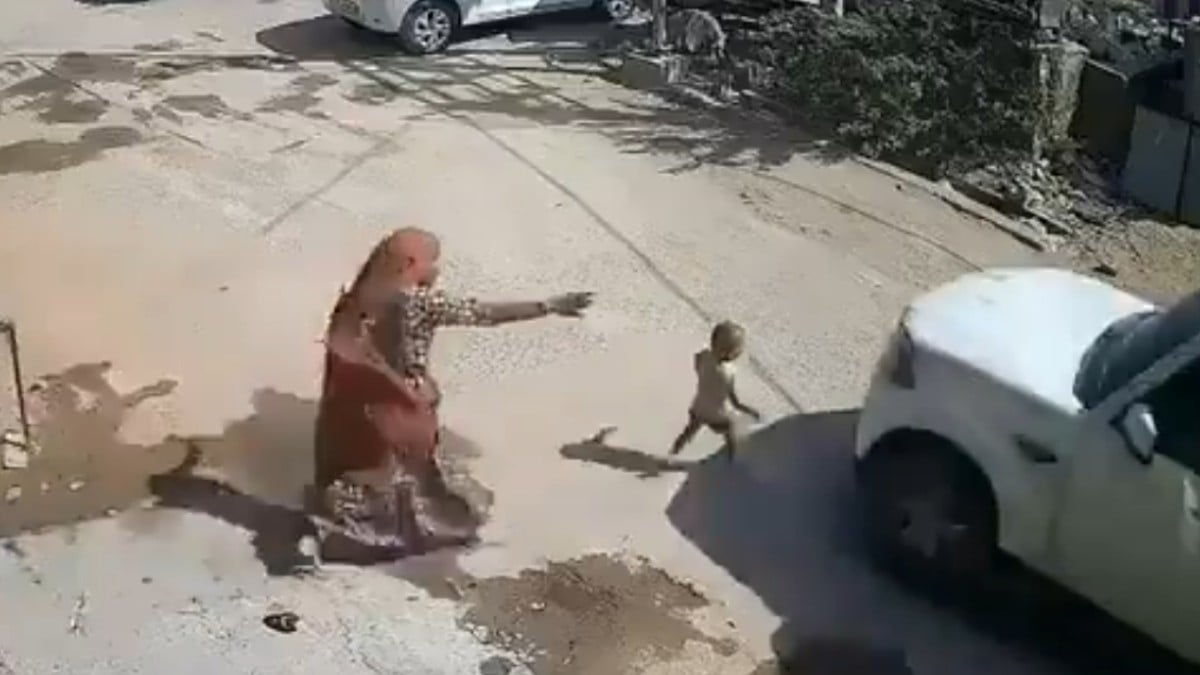 VIDEO Madre observa cómo una camioneta atropella a su hijo de 3 años y grita desesperada