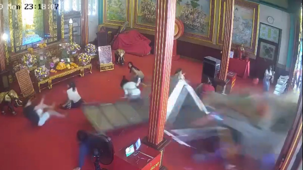 VIDEO Estaban rezando en un santuario cuando una camioneta se impactó contra el recinto