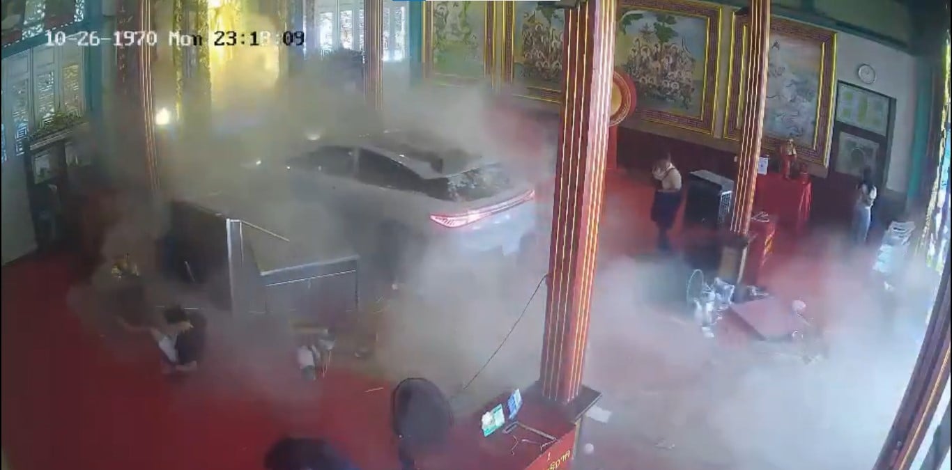 Camioneta choca con un santuario