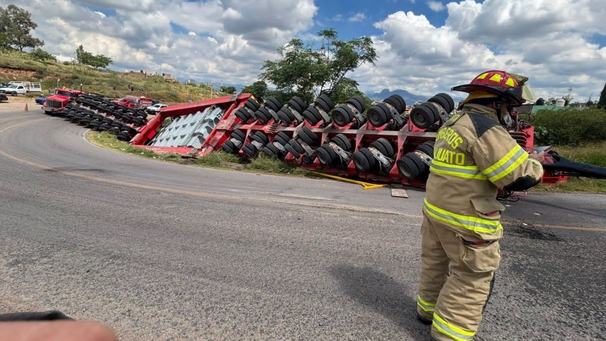 VIDEO ¡Se desplomó! Tráiler con pesada carga se vuelca en la carretera libre a Guanajuato