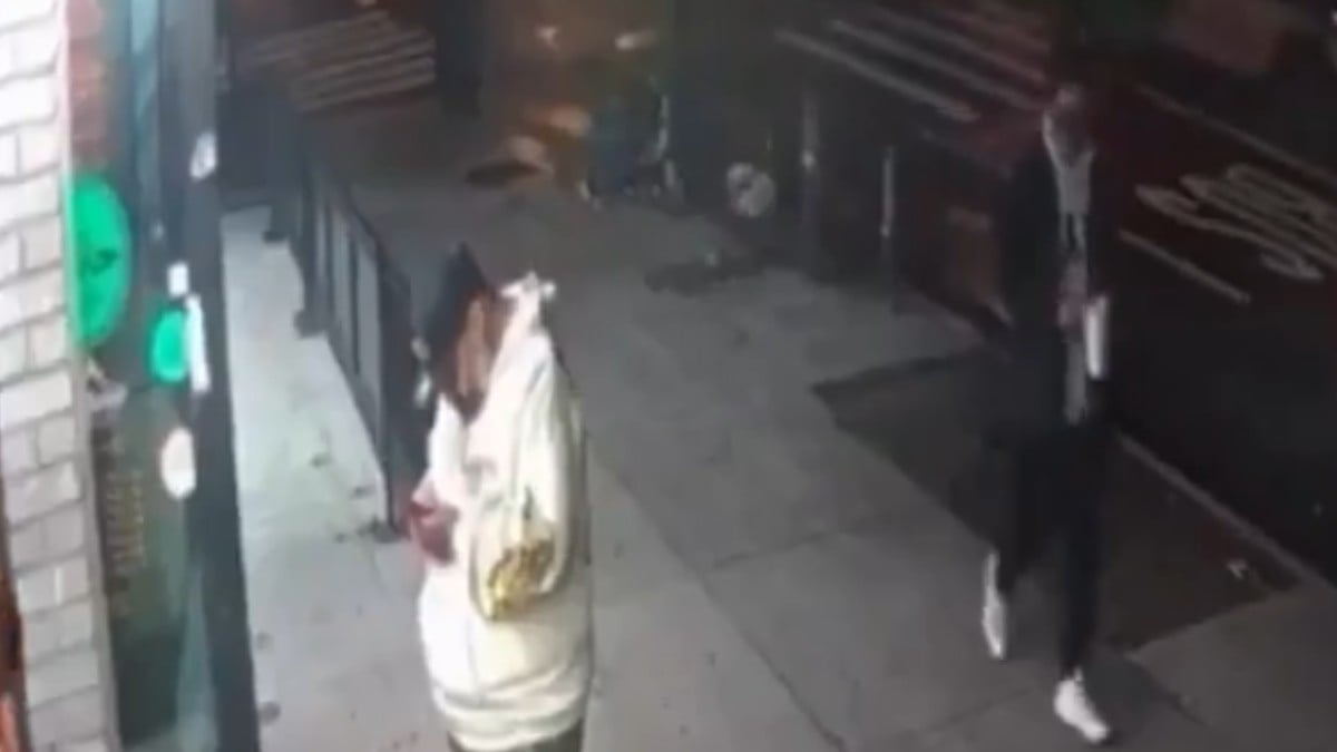 VIDEO Estaba esperando su comida, y de la nada le arrojaron agua hirviendo por la espalda