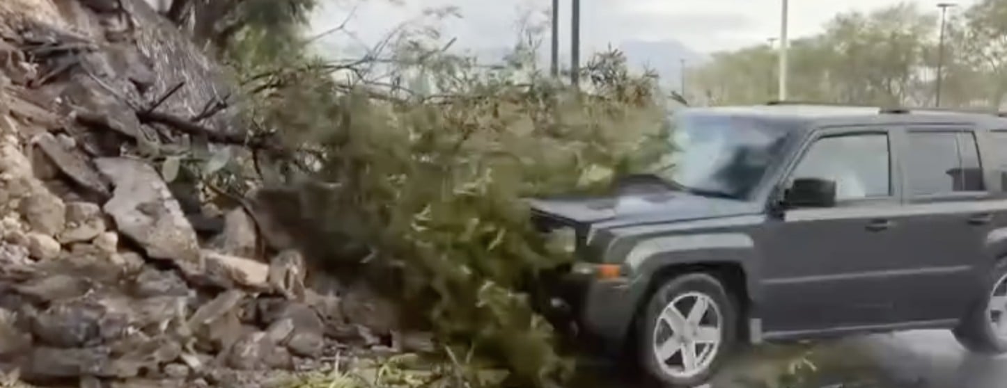 VIDEO ¡En plena transmisión! Camioneta arrolla a reportera y camarógrafo