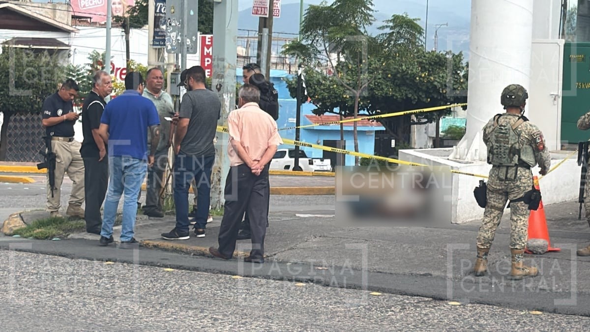 Muere sentado de forma inesperada abuelito afuera de un banco