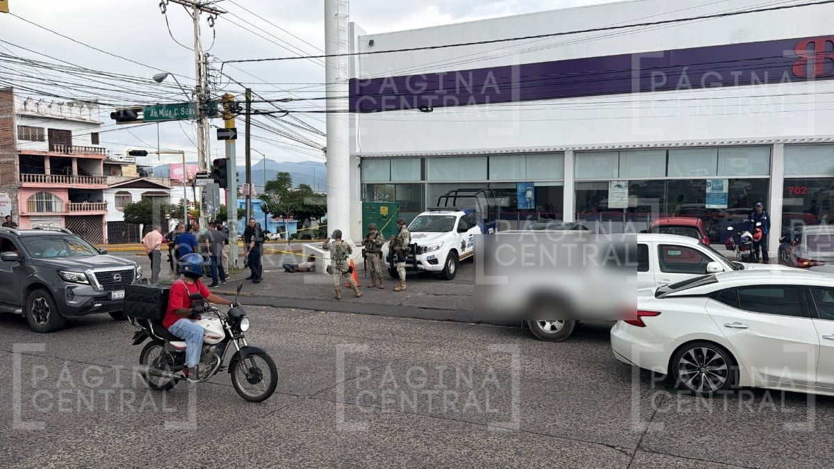 Muere hombre de la tercera edad afuera de un banco en León