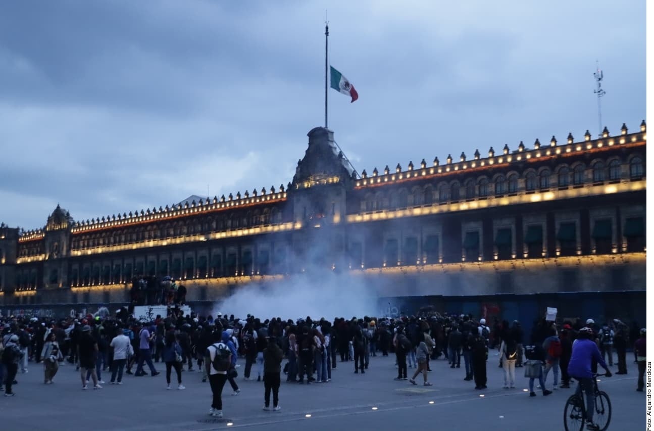 Vandalizan encapuchados negocios; lanzan cohetones en Zócalo