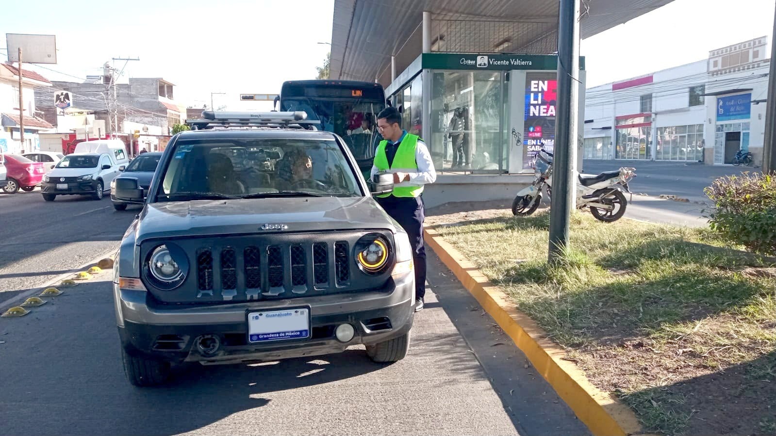 ¡No respetan ni con multas! Automovilistas invaden carriles del SIT; suman ya más de 300 sanciones