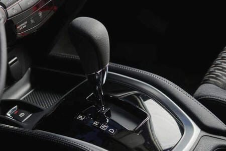 Frenar con el motor también funciona en autos automáticos y puede evitar el sobrecalentamiento de los frenos