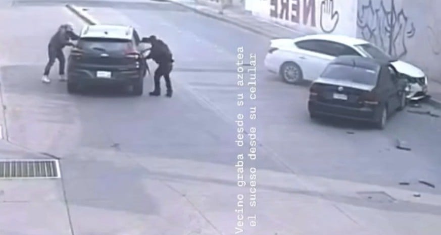 VIDEO: Sujetos armados abren fuego contra automóvil y matan a dos