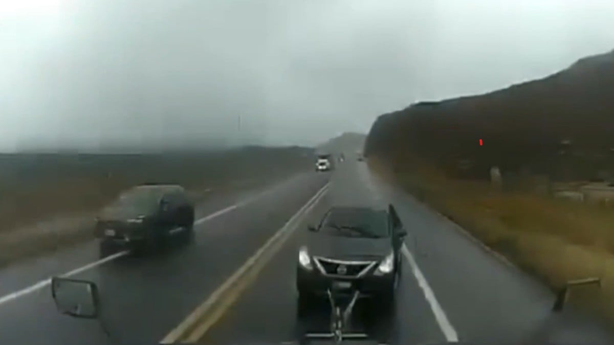 VIDEO ¡Tragedia en la carretera! Tráiler choca contra auto con una familia; uno murió