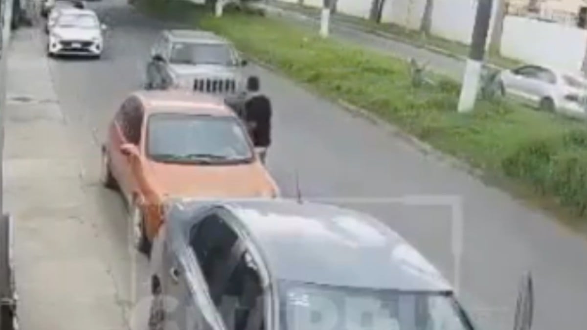 VIDEO ¡Salió volando! Hombre bajaba de su auto cuando camioneta se desvía y lo atropella