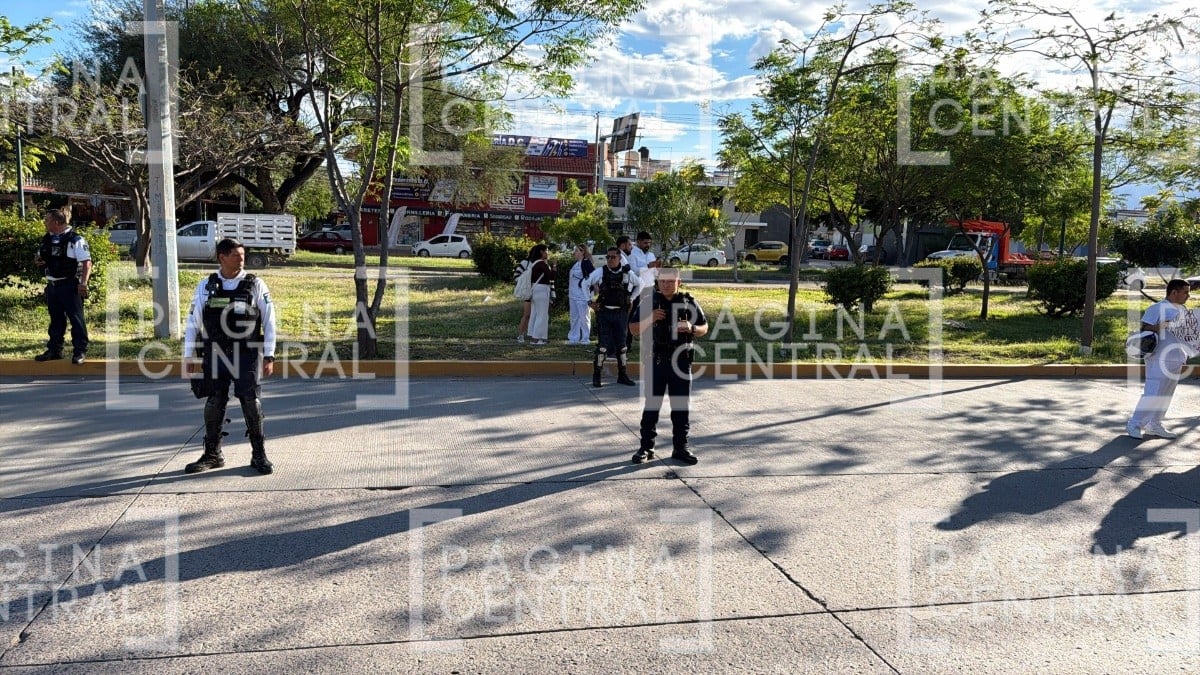 Estudiantes de Enfermería protestan en León por cobros excesivos y rezago académico
