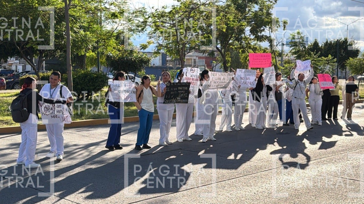 Estudiantes de enfermería protestan por cobros excesivos y rezago académico