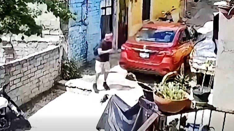 Joven incendia un auto