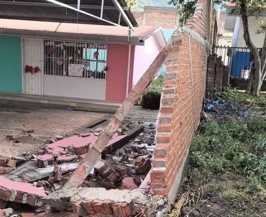 Barda colapsa sobre Kínder, padres denuncian que ya habían advertido del riesgo