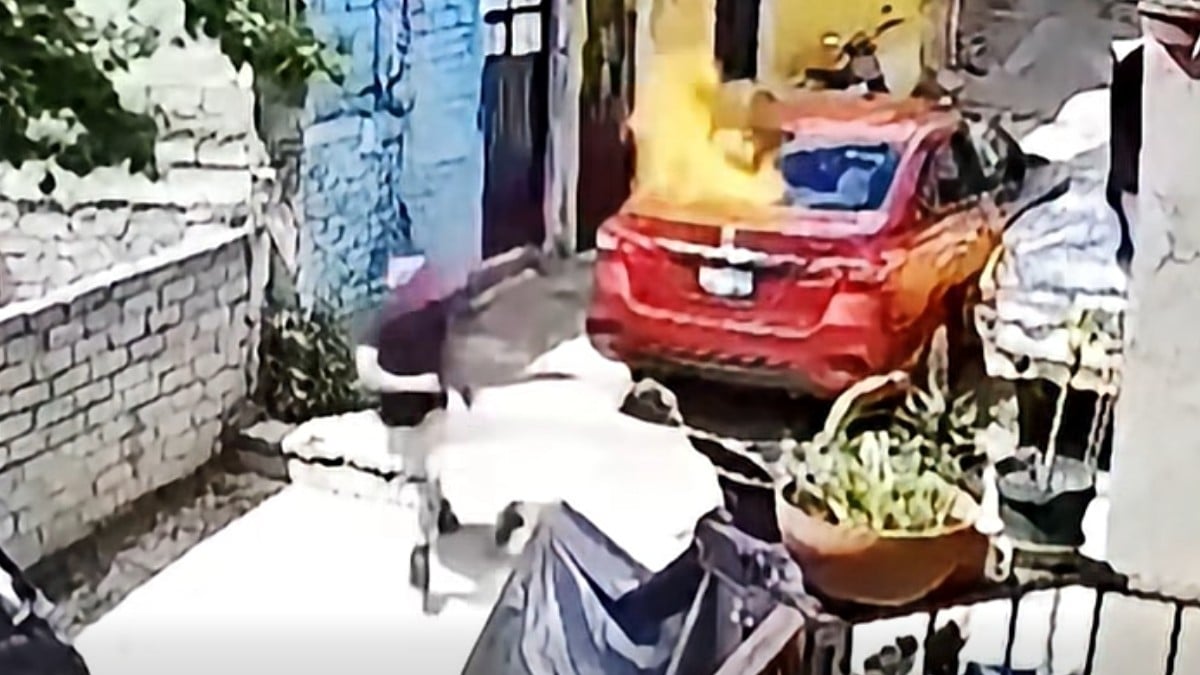 VIDEO Joven iba caminando y de pronto sacó una botella con gasolina e incendió un auto