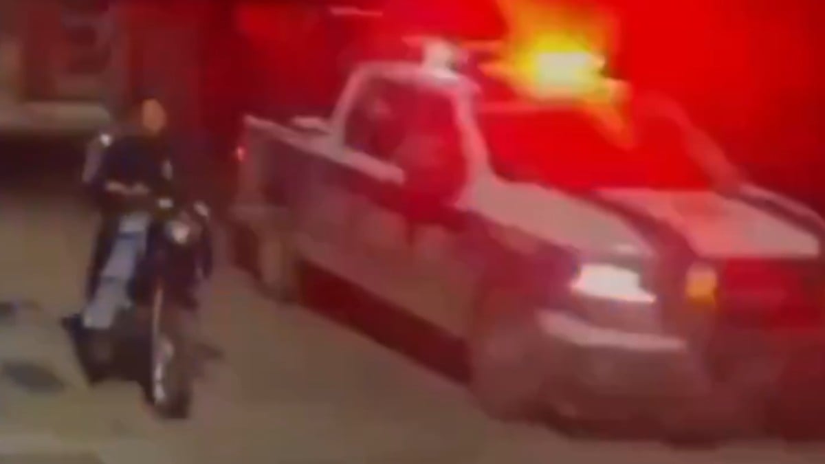 VIDEO Robaron un OXXO y huyeron en una moto, pero policías los derribaron con la patrulla