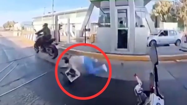 ¡Por no pagar $40! Motociclista da acelerón y mujer sufre severa caída; él no regresó por ella