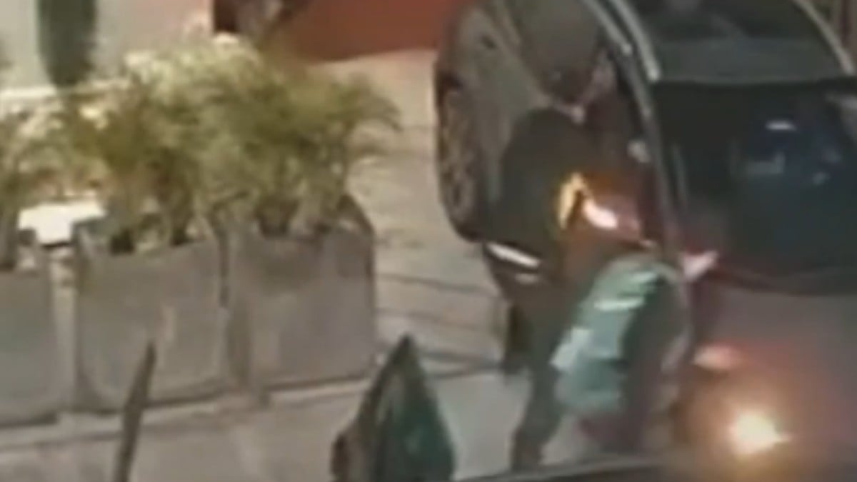 VIDEO Intentaron robarle la camioneta a un hombre; pero era policía y abatió a dos