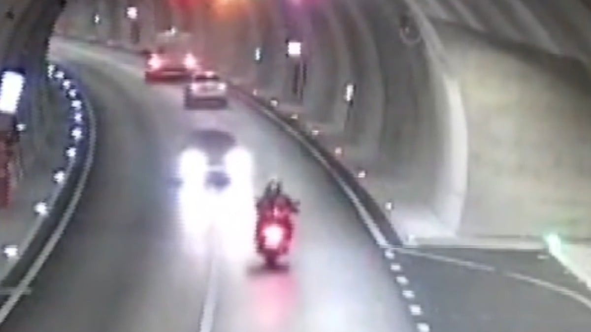 VIDEO Iba con su hijo a una convención de motos cuando un auto los impactó; el padre murió