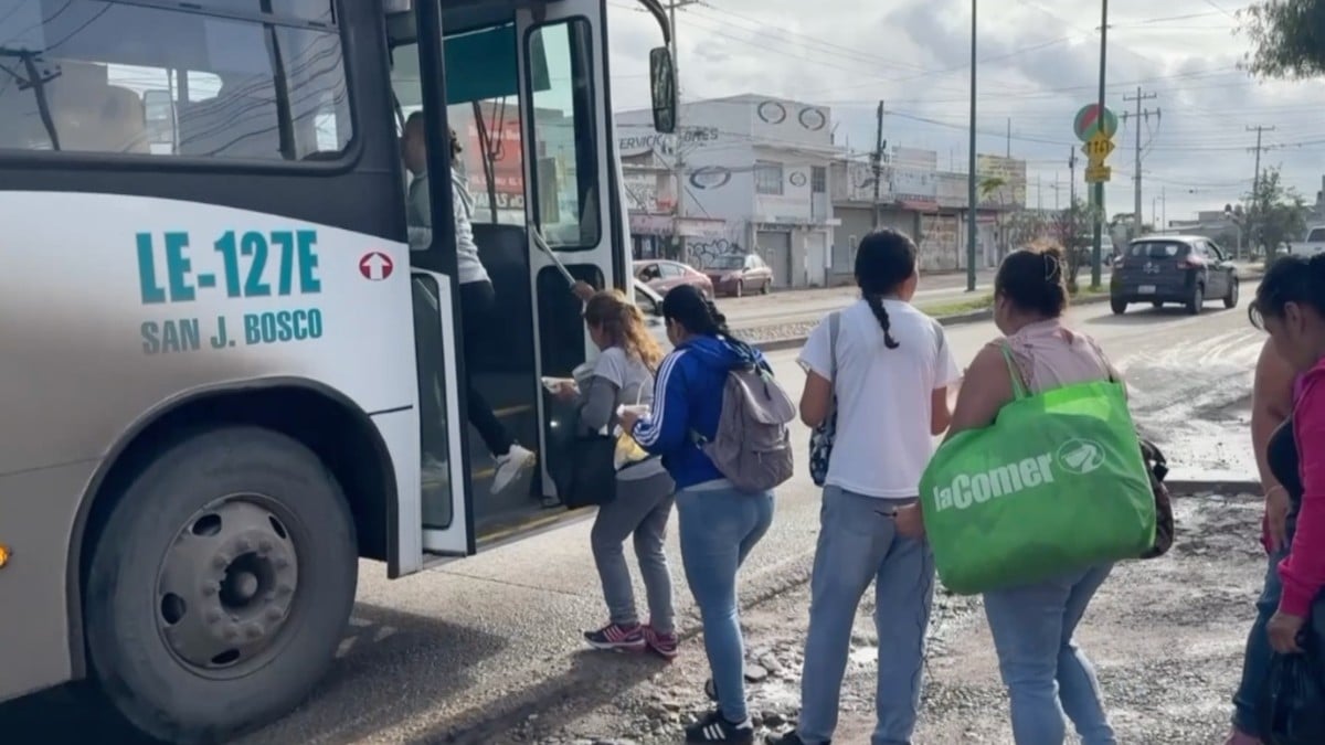 ¿Te rozó, te silbó o te insinuó algo en el camión? Es acoso y puedes denunciarlo