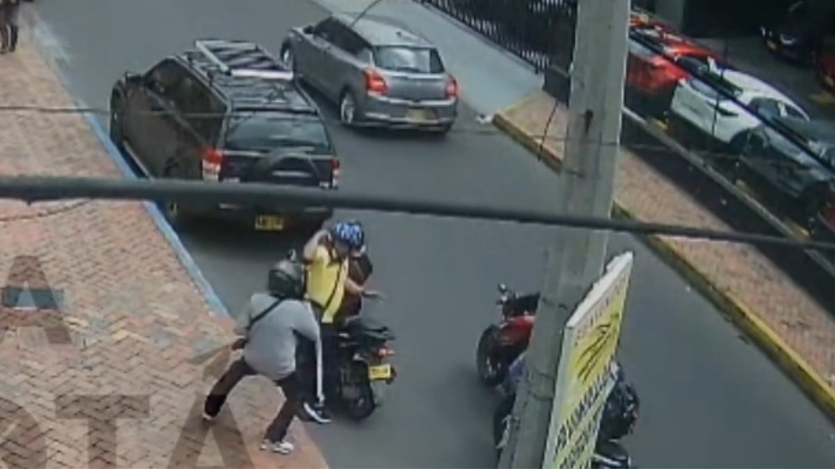 VIDEO Quiso robar a un motociclista, pero este lo sometió y vecinos lo atacaron a palazos