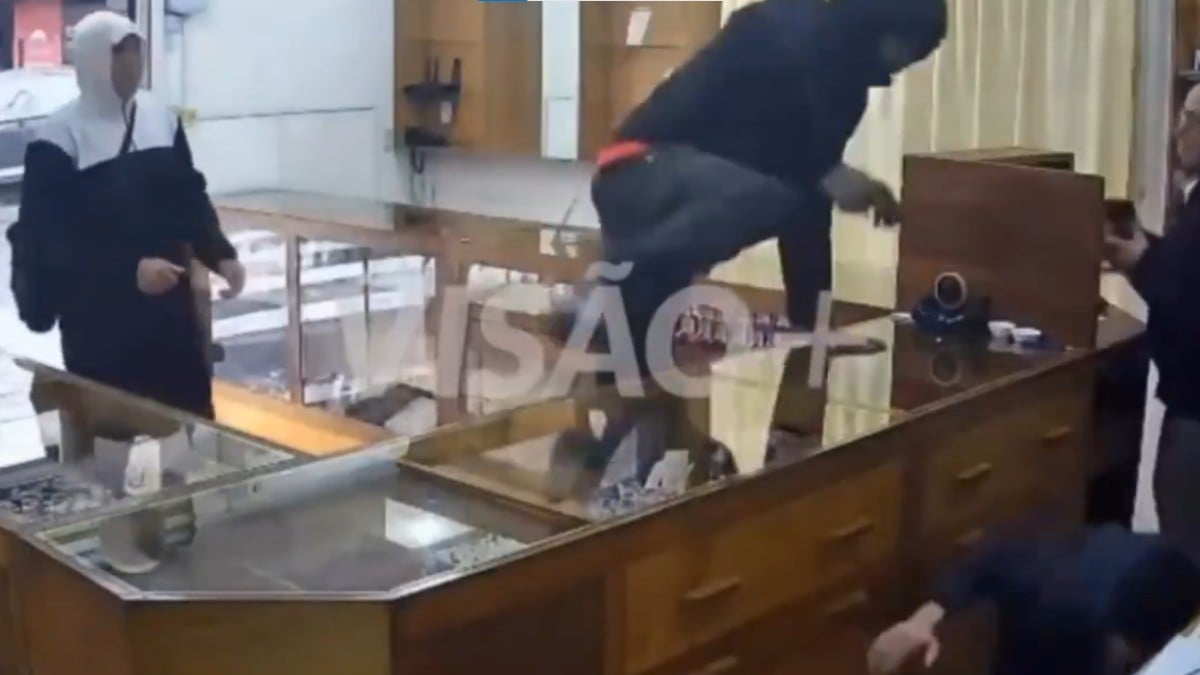 VIDEO Asaltante brincó el mostrador pero encontró las balas; dueño le disparó