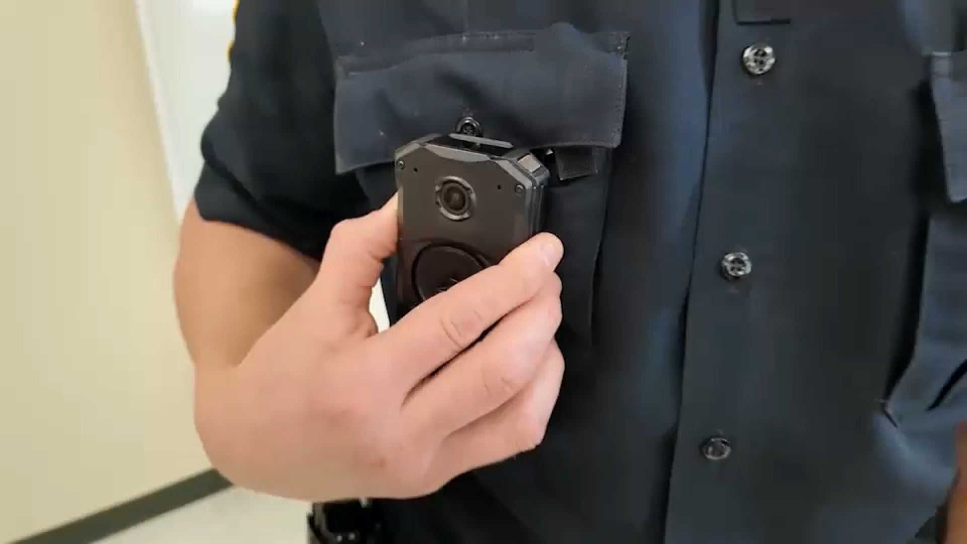 Tras video de mando sujetando del cuello a mujer, León reforzará vigilancia a policías