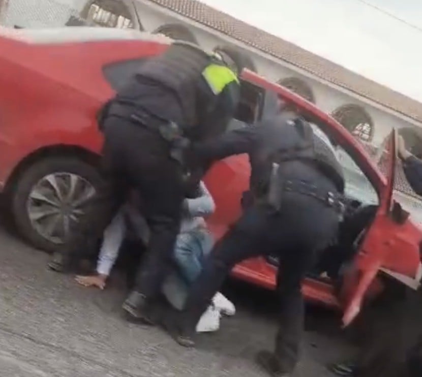 VIDEOS Se lleva pluma de la caseta al huir de revisión de FSPE, pero cae a media carretera