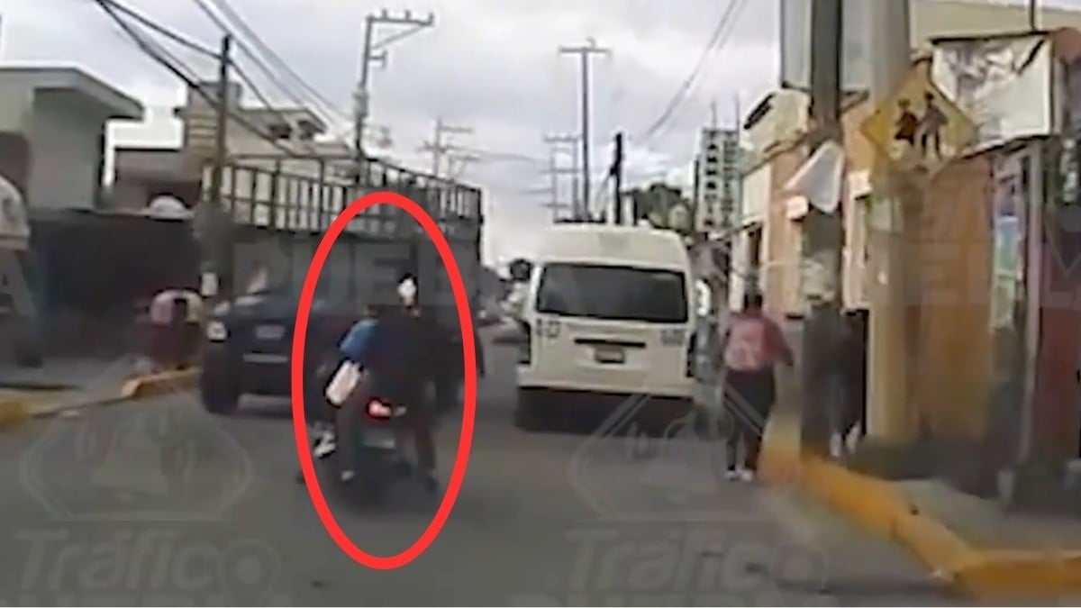 VIDEO ¡De no creerse! Mujer choca en moto con sus tres hijos; ninguno llevaba casco