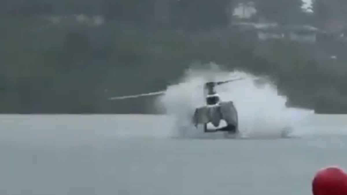 VIDEO ¡Tragedia! Helicóptero con 7 personas a bordo se desploma sobre un lago