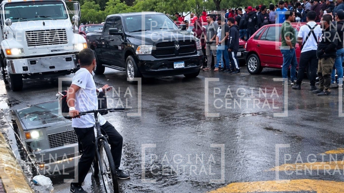 ¡Le dispararon en pleno Mercado Negro! Ataque a camioneta desata persecución