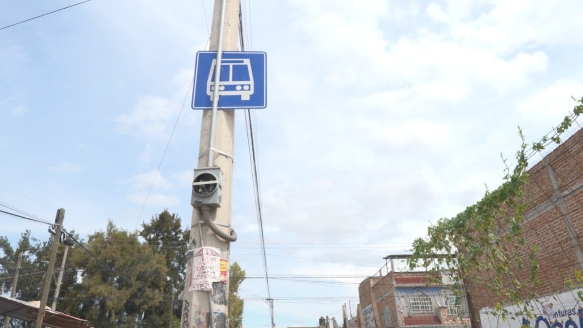 Basura en la parada de camión en León pone en riesgo la salud de usuarios de transporte público.