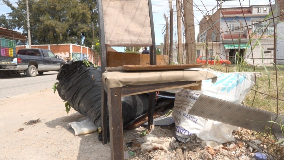 Basura en la parada de camión en León pone en riesgo la salud de usuarios de transporte público.