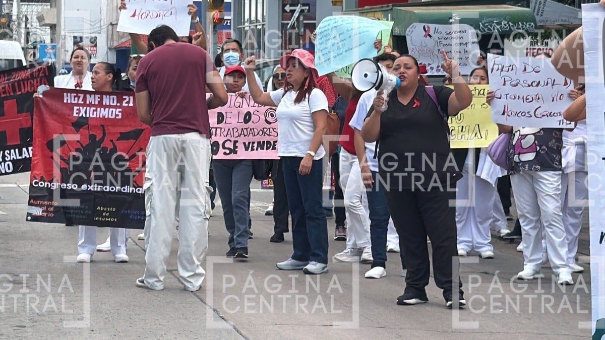 Trabajadores del IMSS protestan en León por salarios y falta de insumos; afectan bulevar López Mateos