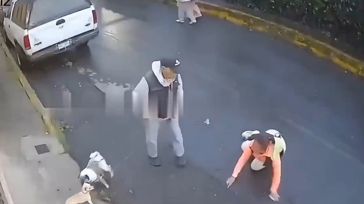 Mujer se lanza de un taxi