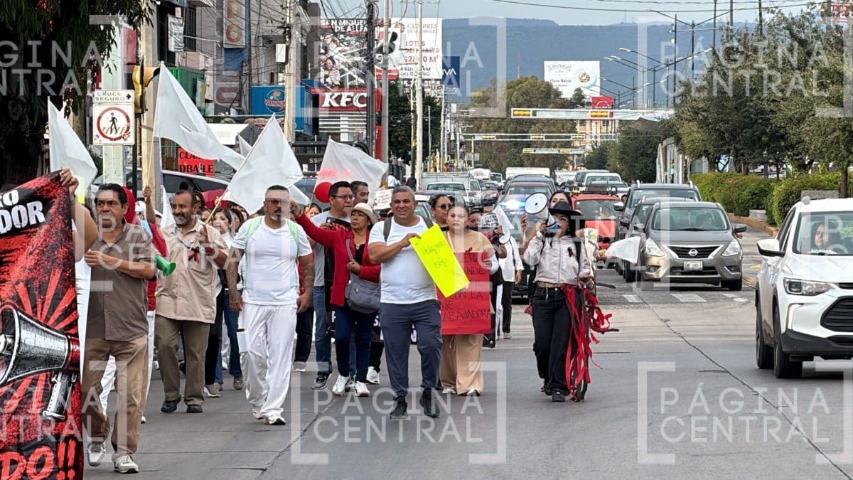 ¡Presionan más! Marchan trabajadores del IMSS para manifestarse afuera de la T1
