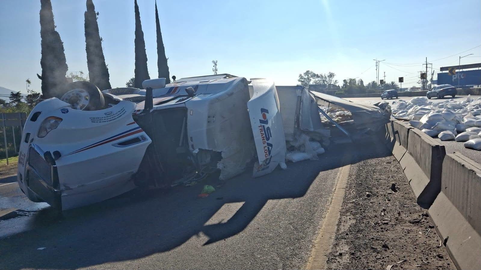 ¡La harina terminó regada en la carretera! Volcadura en plena curva complicó el tráfico