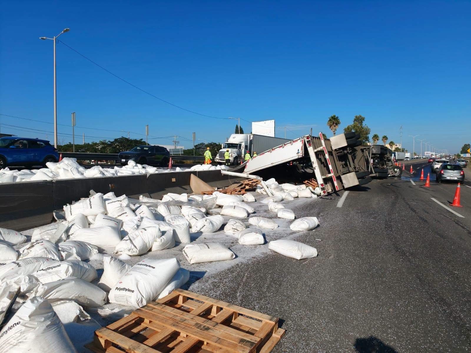 Volcadura de tráiler en Silao