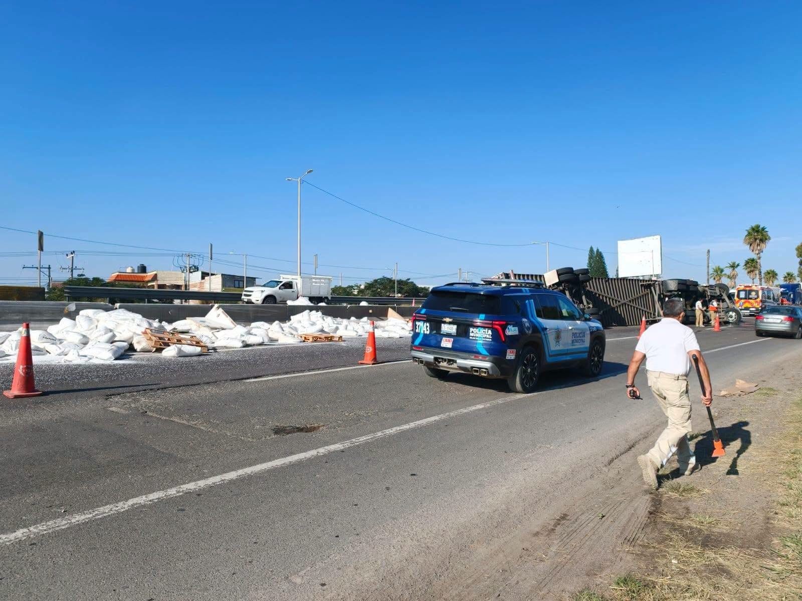 Volcadura de tráiler en Silao