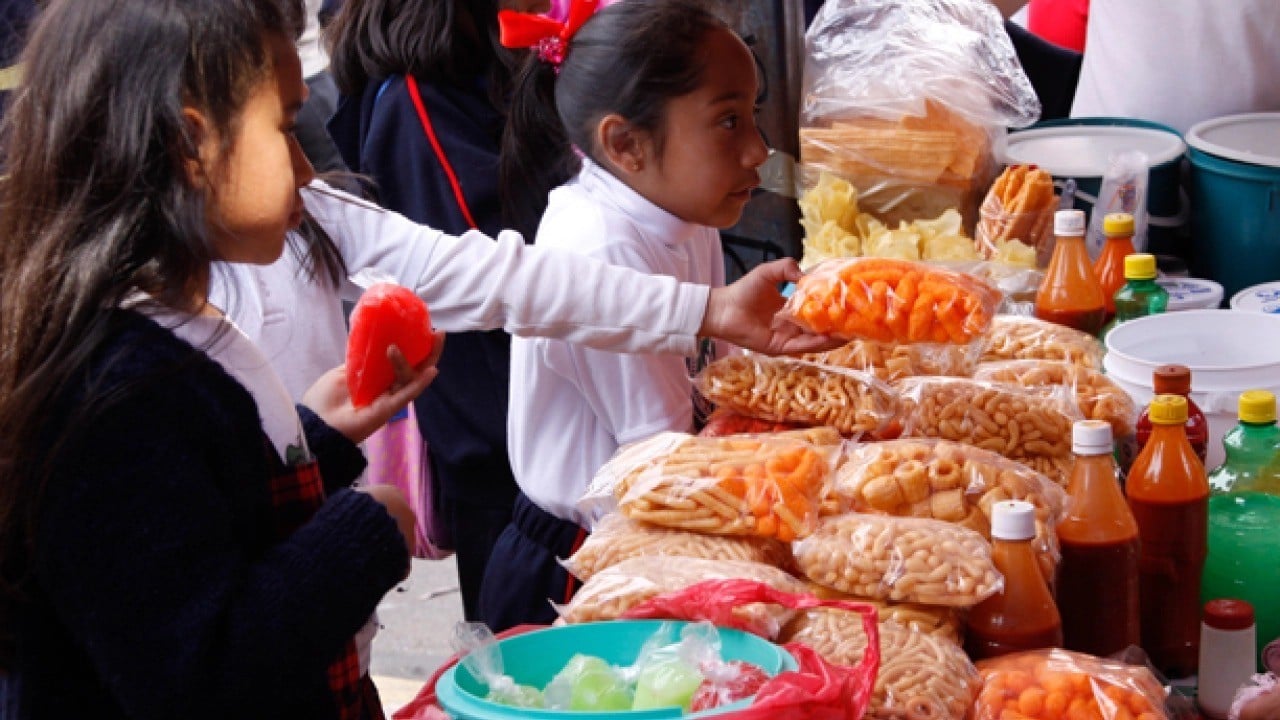 SCJN respalda prohibición de comida chatarra en preparatorias y universidades