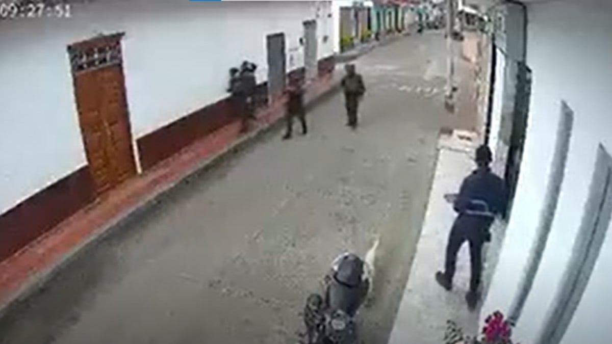 VIDEO Francotirador abre fuego contra policías durante un patrullaje