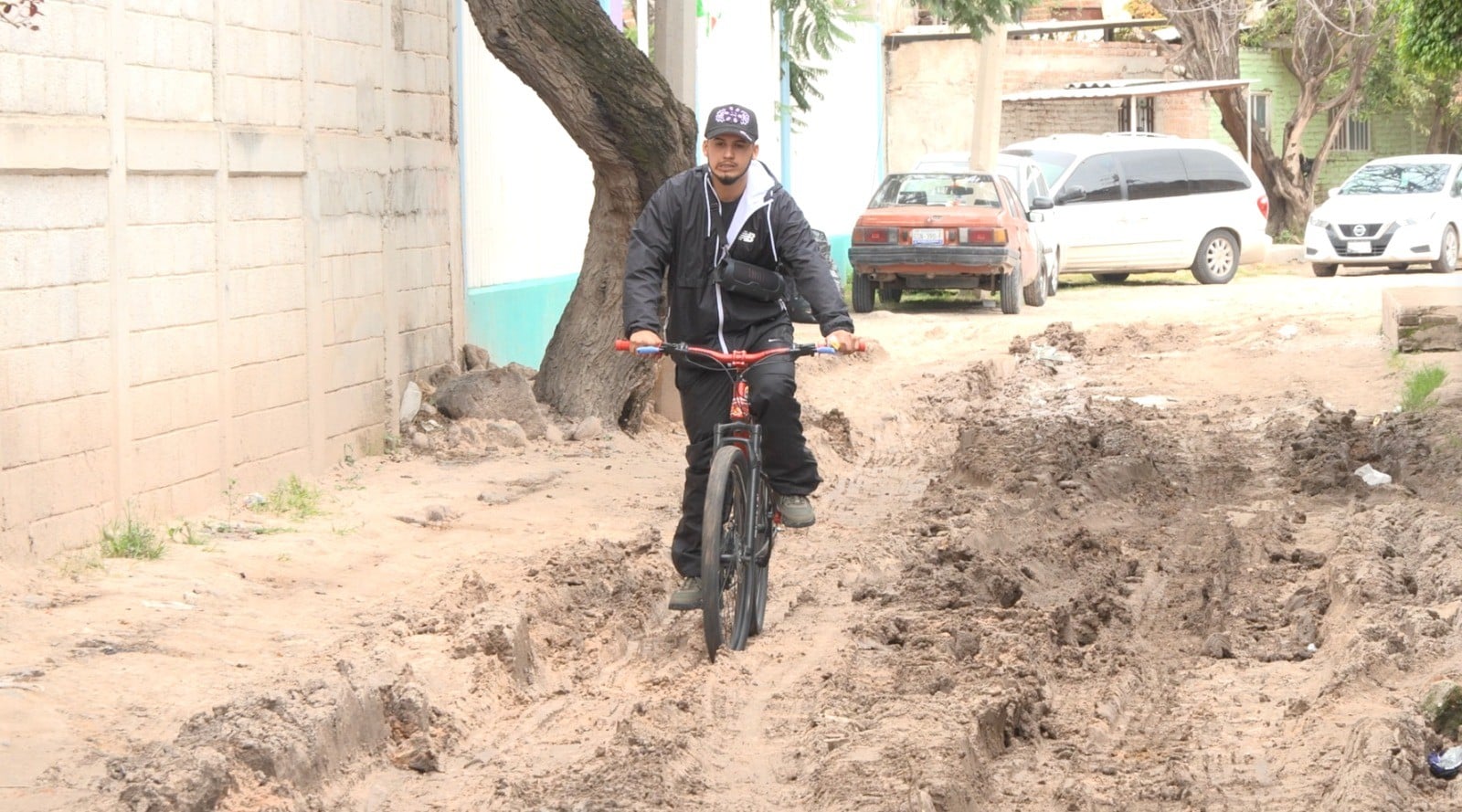 ¡Ni caminar ni pedalear! La calle de León donde el lodo complica el día a día