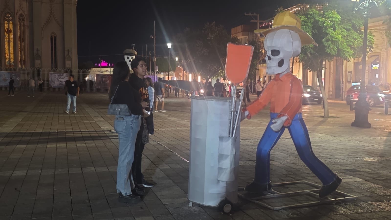 Calaveras monumentales de oficios tradicionales sorprenden en León por el Festival de la Muerte
