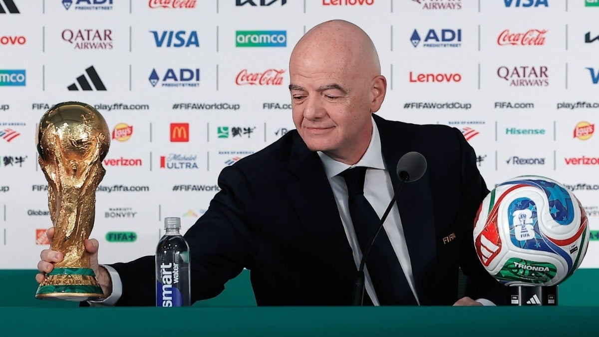 Infantino recibió doble salario
