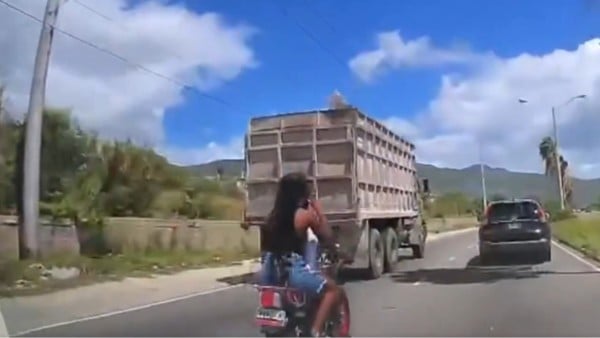 VIDEO ¡Todo por rebasar entre dos vehículos! Camión mata a joven de 17 años tras accidente