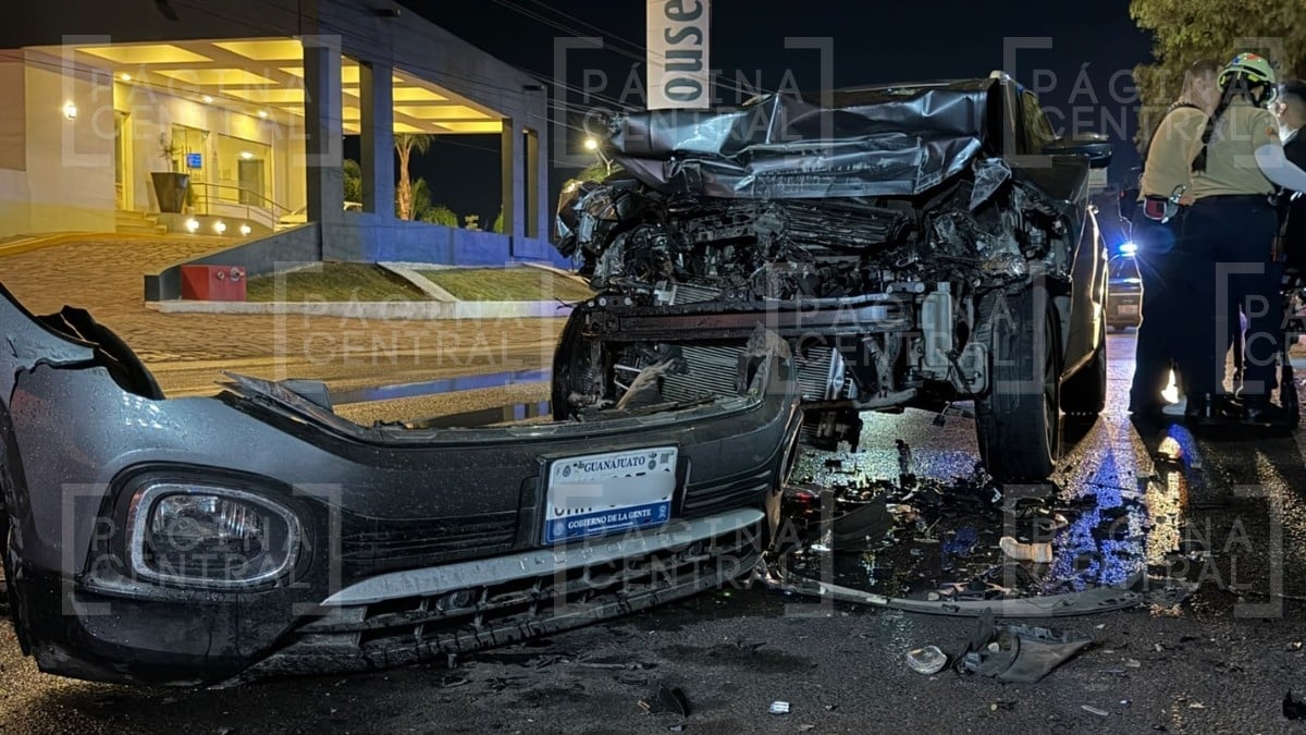 ¡Se estampó contra una pipa de riego! Conductor no alcanzó a frenar y destrozó su camioneta