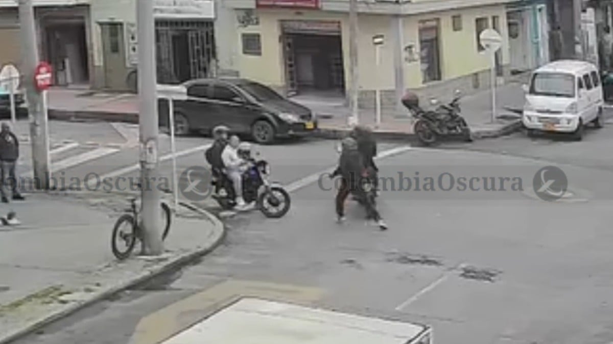 VIDEO Hombre iba con su pareja en una moto, cuando sicarios le dispararon a quemarropa